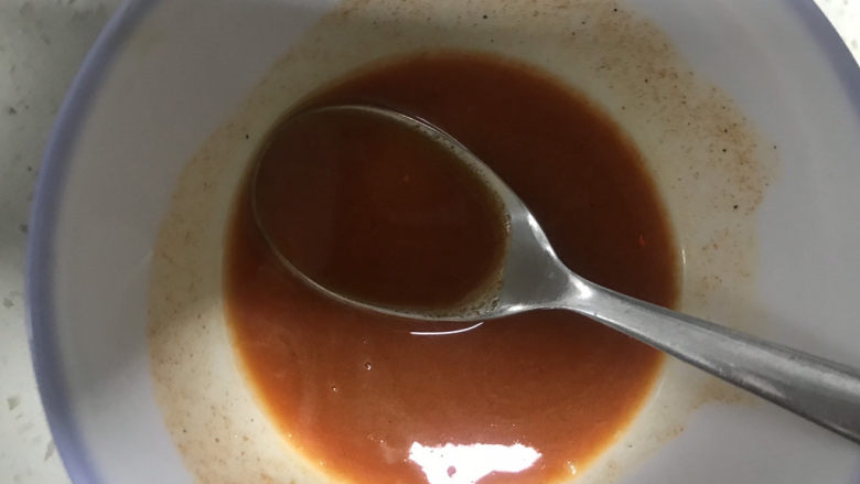 薯片鸡翅,20克奥尔良腌料加20克<a style='color:red;display:inline-block;' href='/shicai/ 156925'>水</a>搅拌均匀
