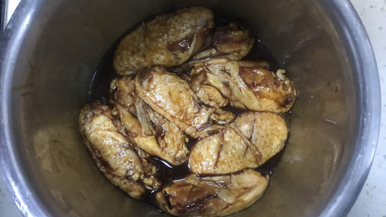 薯片鸡翅,抓拌均匀腌制3小时以上，我是晚上腌，第二天烤的