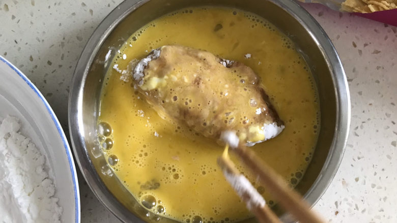 薯片鸡翅,再粘一层鸡蛋液