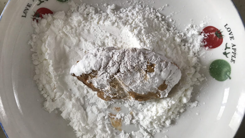 薯片鸡翅,鸡翅先粘一层淀粉