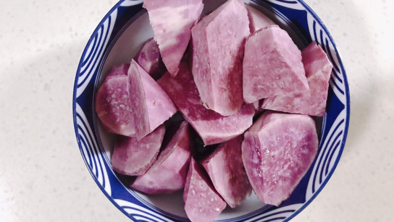 紫薯芝麻饼,<a style='color:red;display:inline-block;' href='/shicai/ 2643'>紫薯</a>切块。上锅蒸软