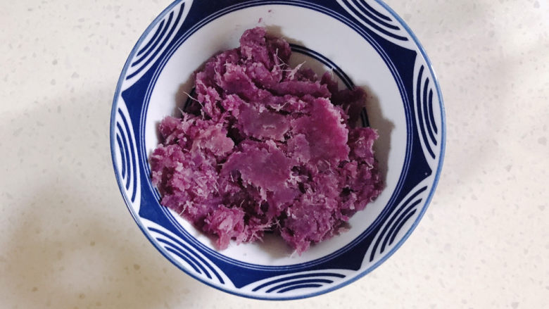 紫薯芝麻饼,捣成泥