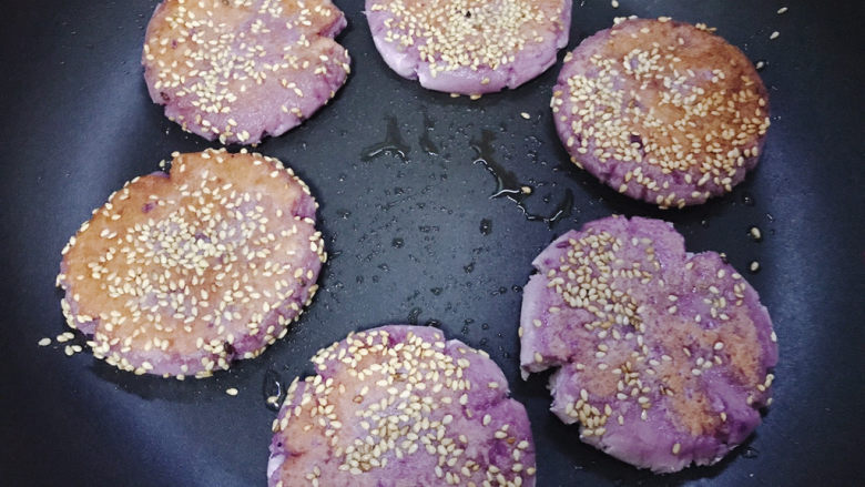 紫薯芝麻饼,中小火煎至两面金黄即可。