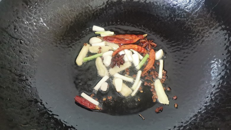 干锅麻辣鸡翅,热油放入葱姜蒜,干辣椒花椒六角炒出香味