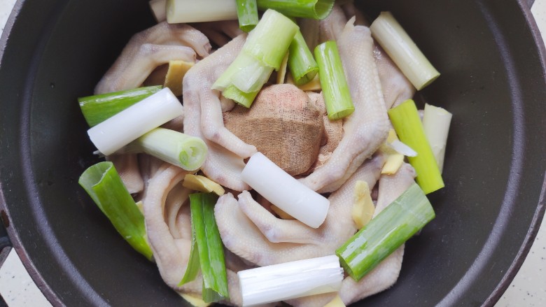 卤鸭爪,加入生姜，大葱，大料包