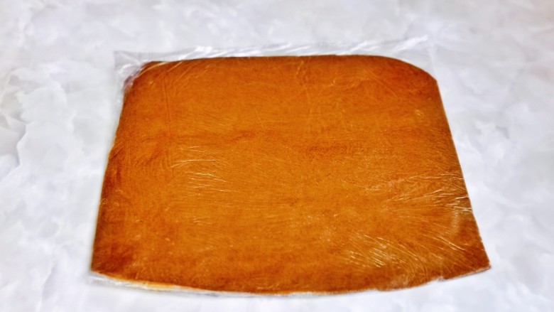 红糖花卷,装入食品袋中,用擀面杖擀成饼放入冰箱冷藏室备用。