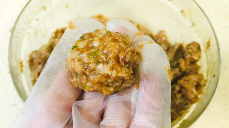 莲藕肉丸,戴上手套,搓成大小均匀的莲藕肉丸
