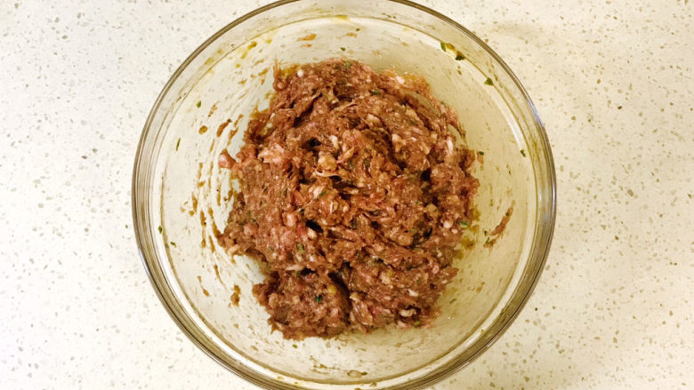 莲藕肉丸,顺时针方向搅拌上劲,静置入味