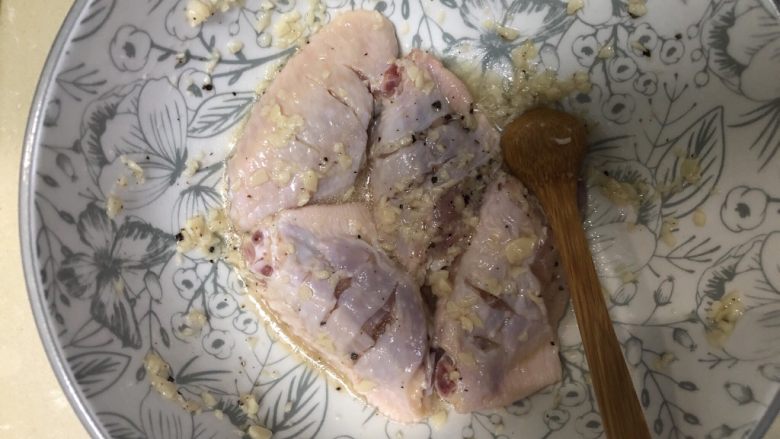 薯片鸡翅,腌制半小时以上,最好冰箱隔夜腌制更入味