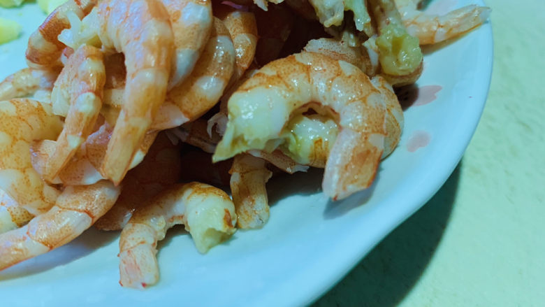苦瓜炒虾仁,鲜虾,焯水,剥壳