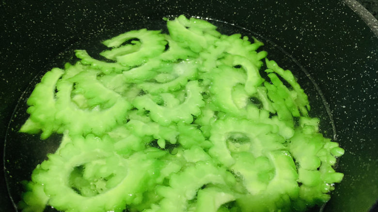 苦瓜炒虾仁,水烧开,加少许盐和油,下苦瓜焯水