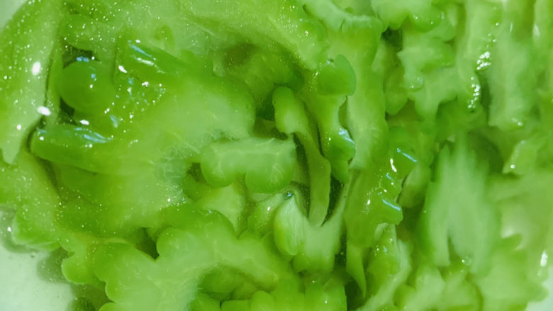 苦瓜炒虾仁,泡清水中,这样苦瓜比较脆