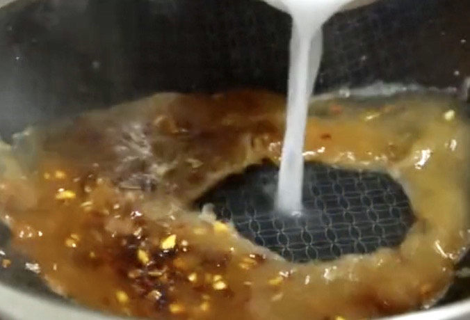 莲藕肉丸,然后淋入淀粉水勾芡,大火烧开,汤汁收浓稠一点就可以了