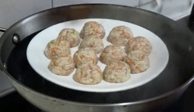 莲藕肉丸,把肉丸水开后上锅,大火蒸15分钟,肉丸就熟了