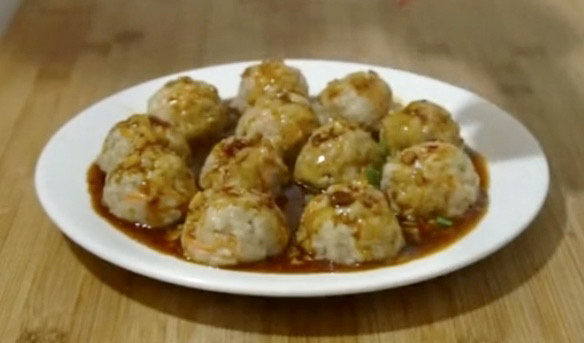 莲藕肉丸,哦对了,老妈说还要来点葱花点缀一下😂