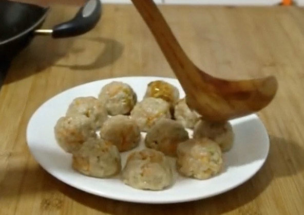 莲藕肉丸,把煮好的汤汁淋在蒸好的莲藕肉丸上,就完成了