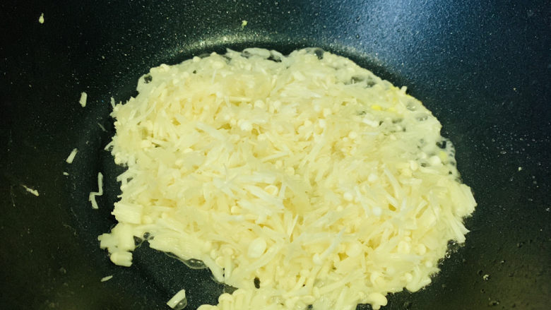 金针菇炒蛋,加加食用油,加入金针菇