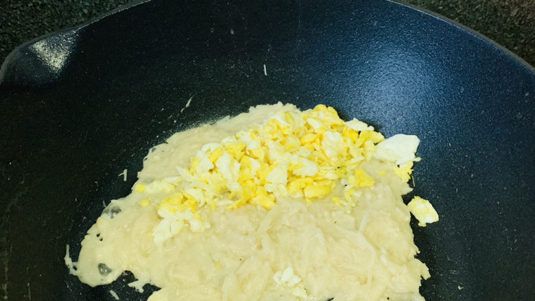 金针菇炒蛋,金针菇变软,加入炒好的鸡蛋