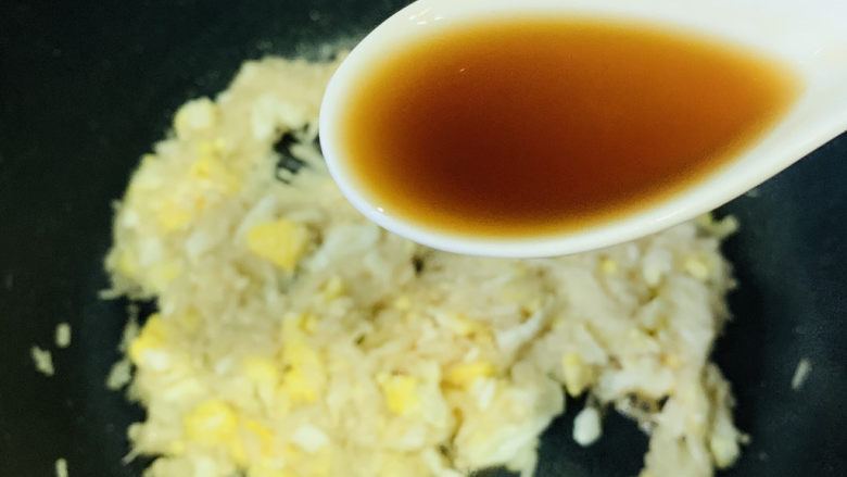 金针菇炒蛋,转中小火,加<a style='color:red;display:inline-block;' href='/shicai/ 718'>料酒</a>