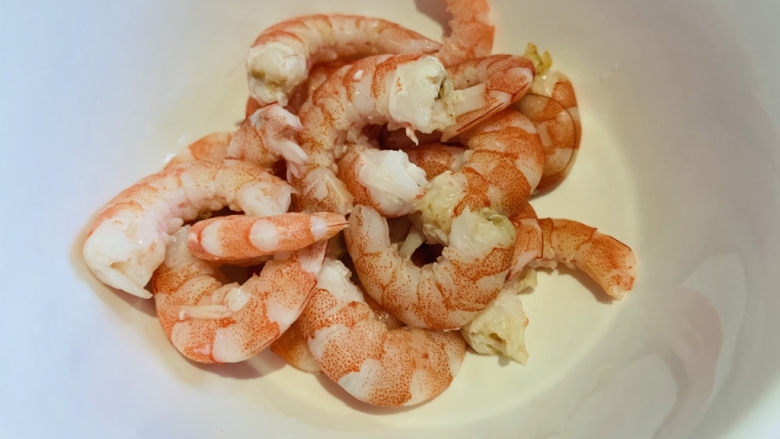 虾仁豆腐羹,剥壳,去虾线