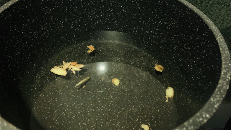 虾仁豆腐羹,准备清水,加姜