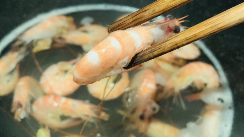 虾仁豆腐羹,虾焯水,捞起
