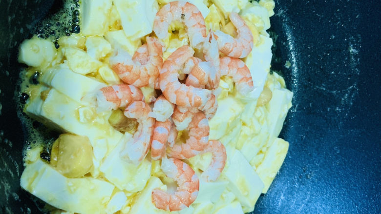 虾仁豆腐羹,加虾仁,稍微翻炒