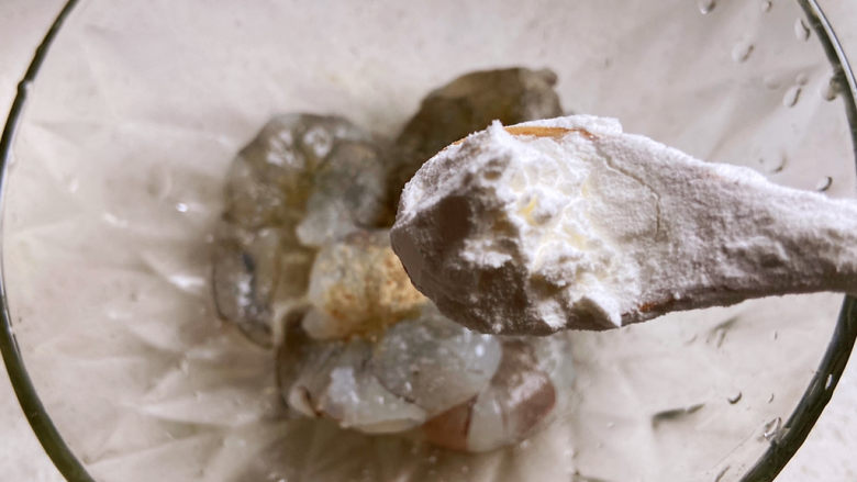 虾仁豆腐羹,淀粉一点点即可,用来腌渍一下虾仁。
