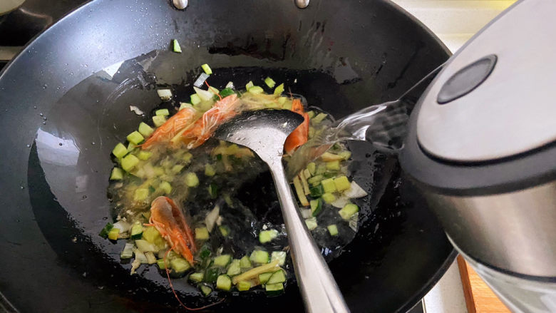 虾仁豆腐羹,虾头完全变色后倒入开水,开水没过虾头。