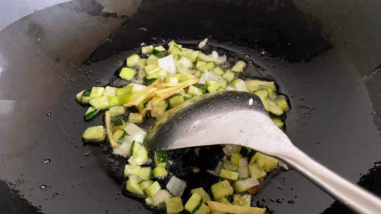 虾仁豆腐羹,刚才煎虾仁的油重新加热,用葱姜爆锅,倒入黄瓜丁翻炒一会。