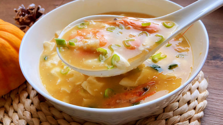 虾仁豆腐羹,待锅中的汤变浓稠,再加入一点点盐调味,如果味道可以就不用加盐。汤的浓稠度是个人口味,喜欢浓稠就大火多烧一会儿,觉得合适了就关火。