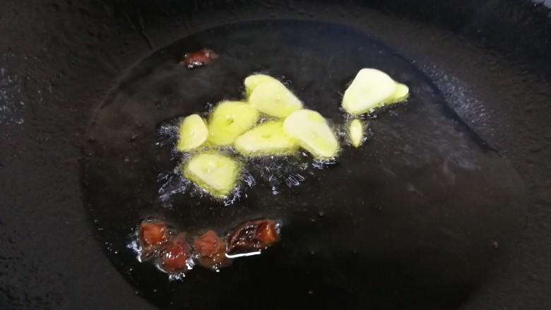 清炒胡萝卜丝,热锅倒入适量油,油热放入八角、蒜瓣文火炒香。