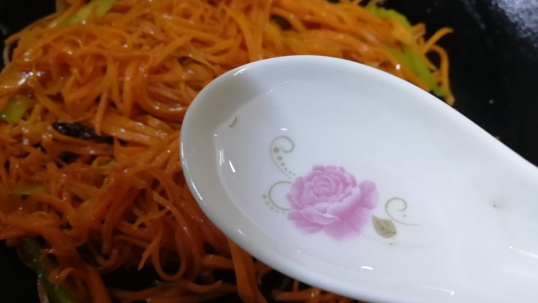 清炒胡萝卜丝,加一汤匙清水,文火炒匀,把胡萝卜全都炒软。