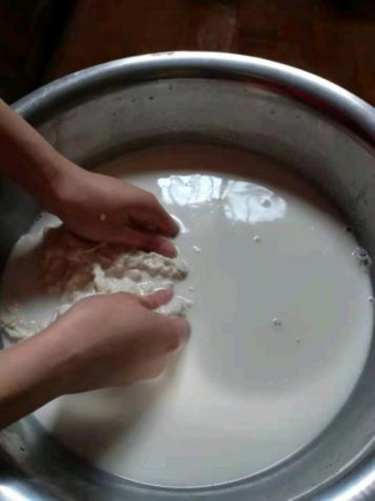 凉皮儿,醒发好开始洗面,用手抓揉面团,面水变白换一盆清水接着洗;