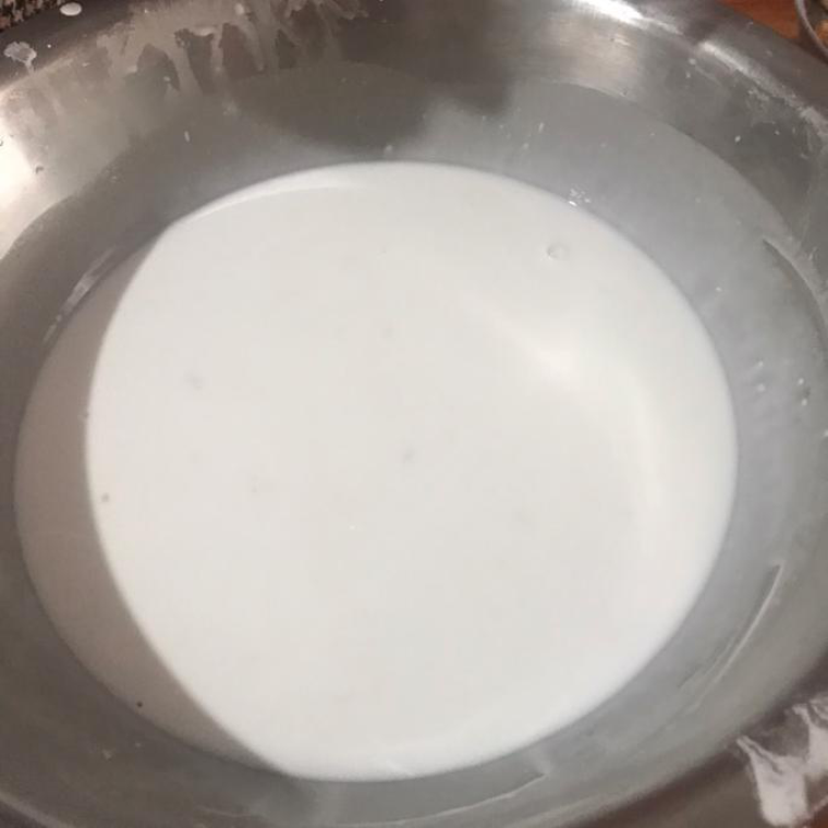 凉皮儿,洗面水静置沉淀五小时后,把表面水倒掉只留底部沉淀,加入半碗清水,把面水搅拌均匀;