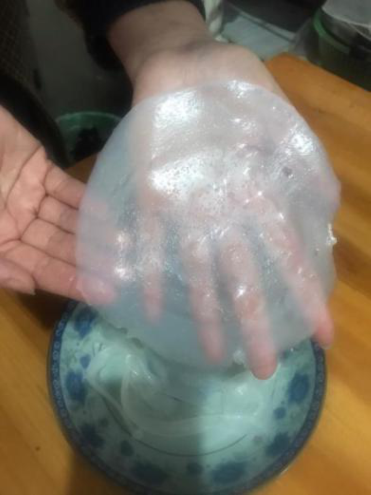 凉皮儿,拿出的凉皮快速放入凉水盆中降温,轻轻一揭即可;