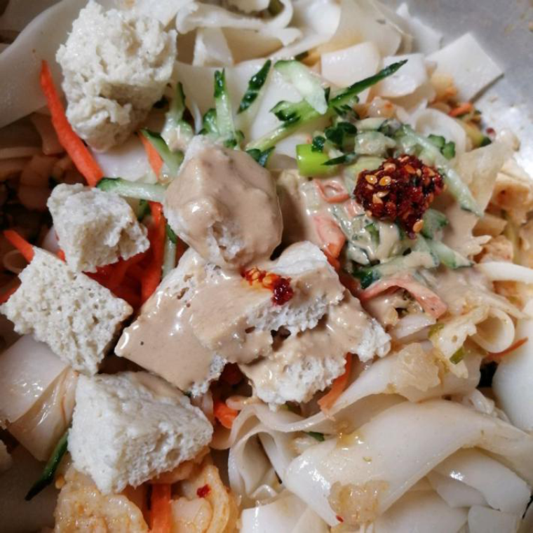 凉皮儿,最后凉皮切好加入配料,拌一拌就可以开吃啦!