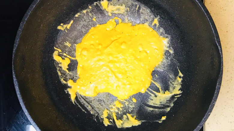 虾仁豆腐羹,炒至咸蛋黄起沙,冒泡就可以了
