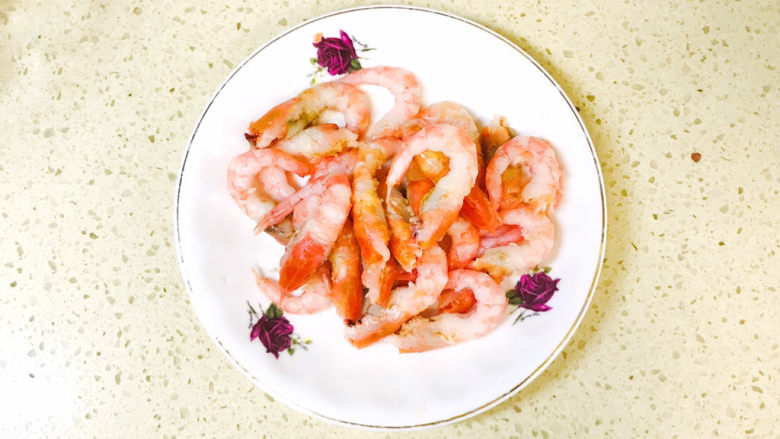 虾仁豆腐羹,虾仁去皮,洗净