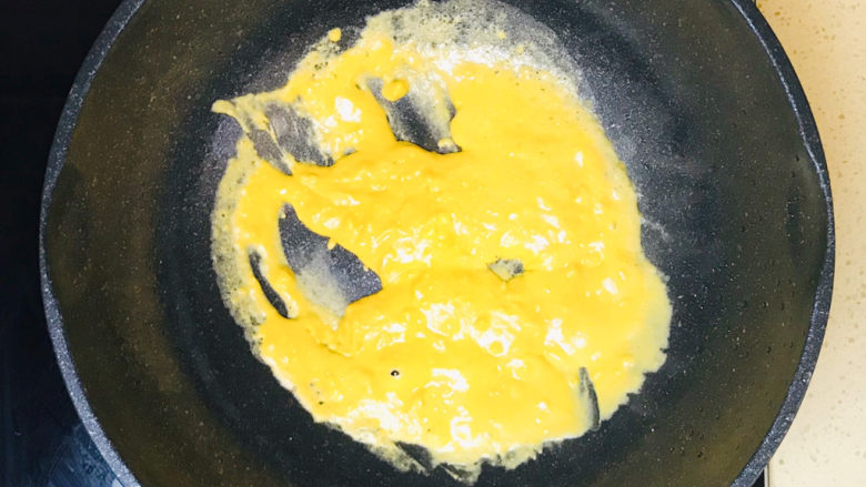 虾仁豆腐羹,转小火,不停地翻炒