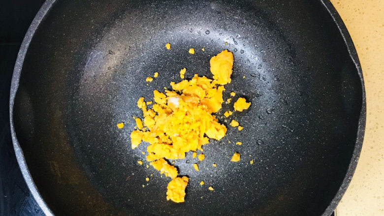 虾仁豆腐羹,不粘锅加热后,加油继续烧热,倒入咸蛋黄泥