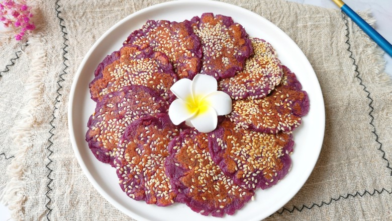 紫薯芝麻饼,软糯香甜的紫薯芝麻饼。