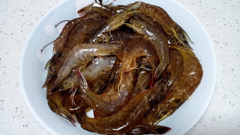 干锅麻辣鸡翅,鲜虾剪去胡须,在虾的第二节取出虾线,洗干净