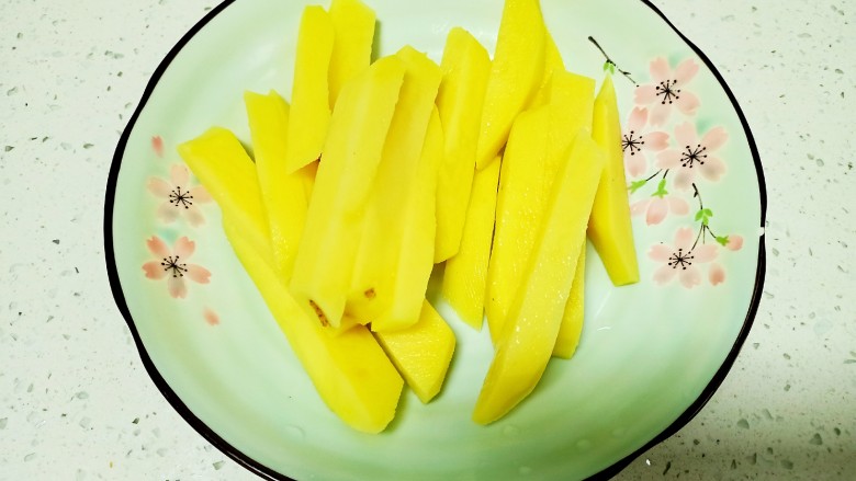 干锅麻辣鸡翅,<a style='color:red;display:inline-block;' href='/shicai/ 23'>土豆</a>去皮洗净,切粗条