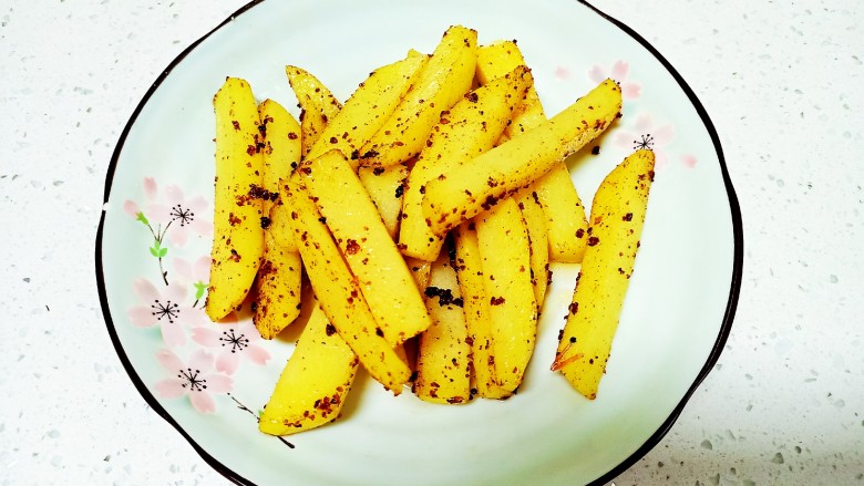 干锅麻辣鸡翅,放入土豆条,炸至断生捞出