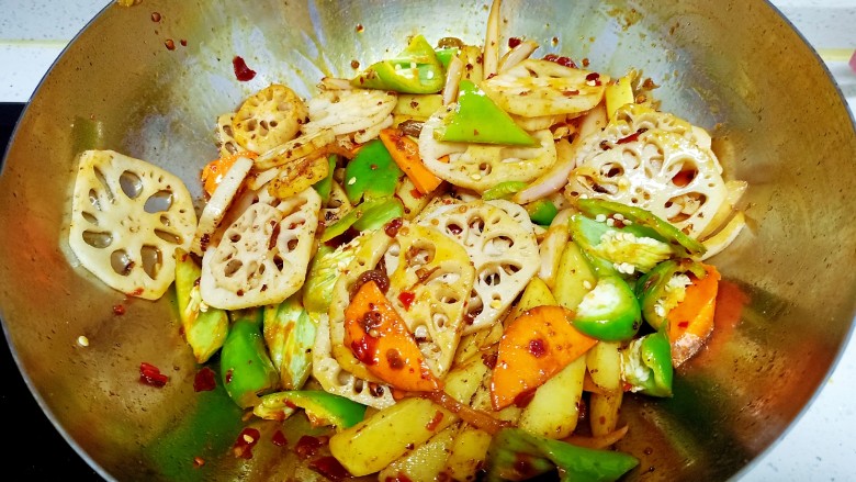 干锅麻辣鸡翅,放入土豆,莲藕炒均匀