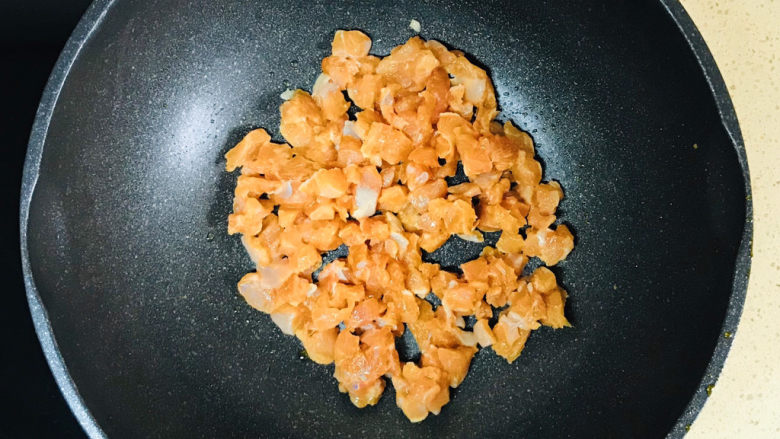 毛豆炒鸡丁,不粘锅烧热,加入油继续烧热后,加入鸡肉丁翻炒