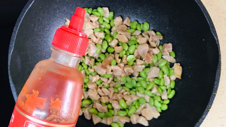 毛豆炒鸡丁,翻炒均匀后,挤入<a style='color:red;display:inline-block;' href='/shicai/ 691'>辣椒酱</a>