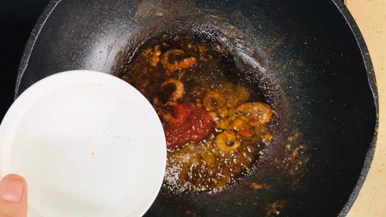 虾仁豆腐羹,倒入半碗水,搅拌均匀
