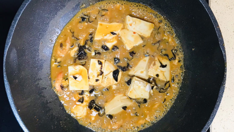 虾仁豆腐羹,翻拌均匀,继续慢火炖煮